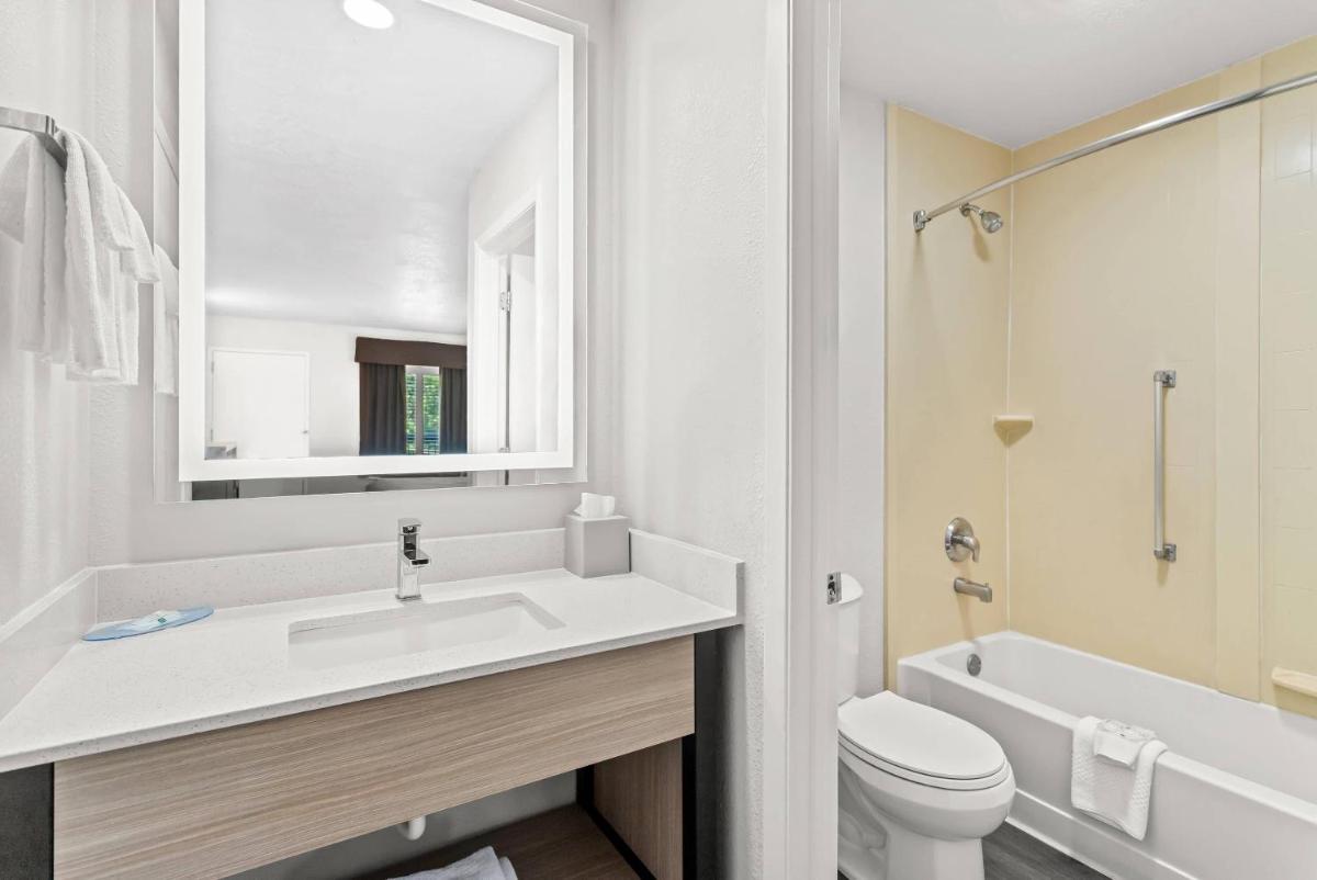 Quality Inn & Suites - Housity