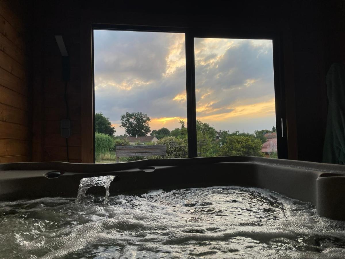 La Grange aux hirondelles - avec piscine et spa - Housity