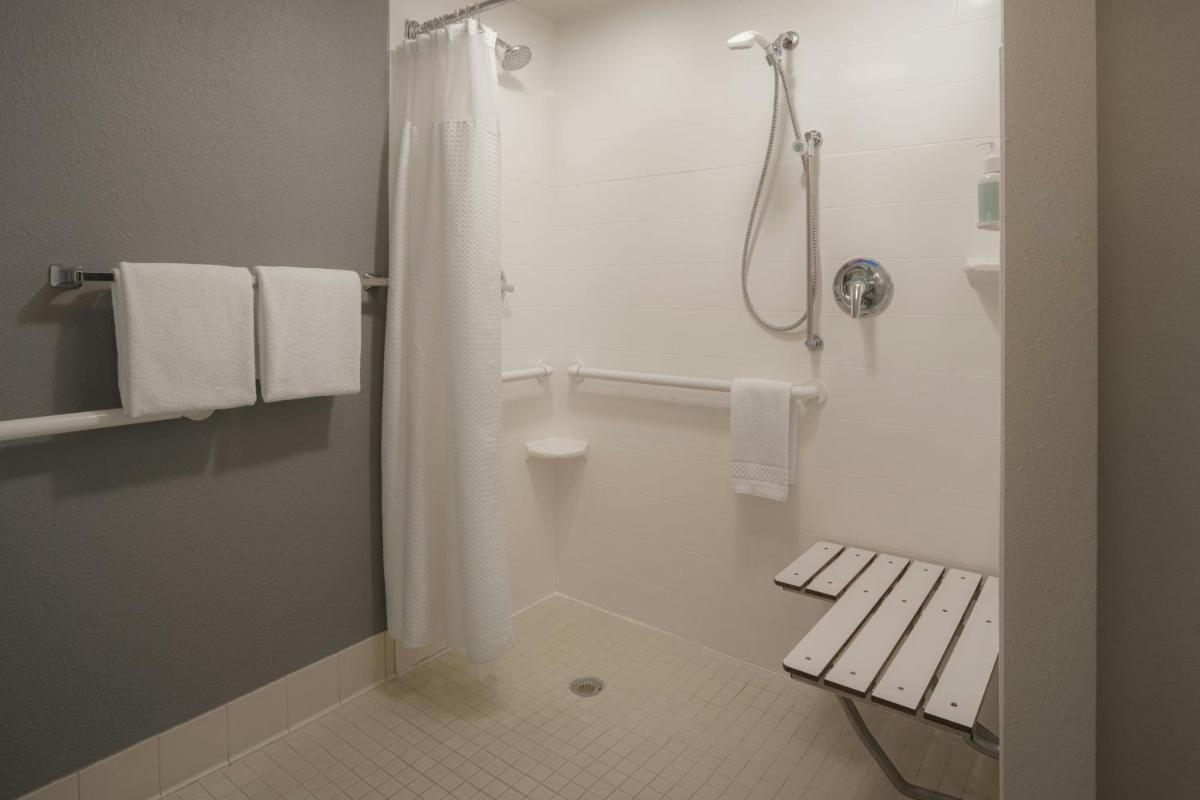 Courtyard by Marriott Louisville East - Housity