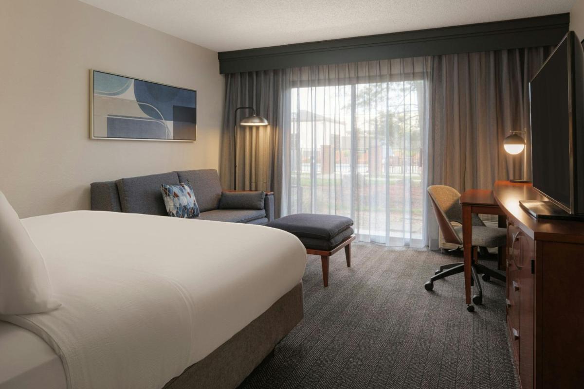 Courtyard by Marriott Louisville East - Housity