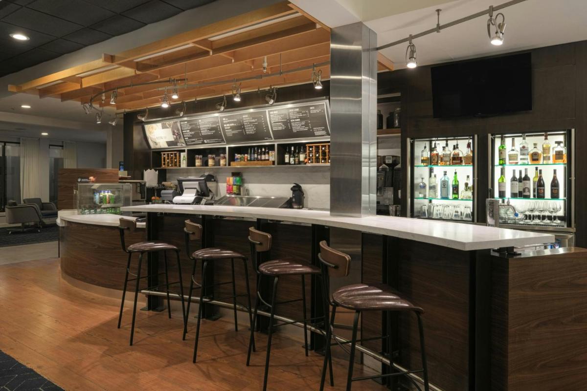 Courtyard by Marriott Louisville East - Housity