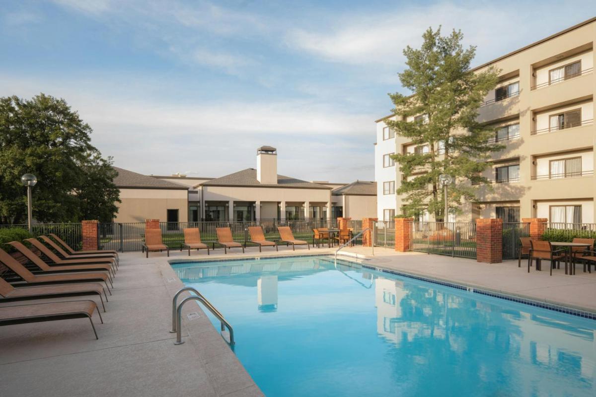 Courtyard by Marriott Louisville East - Housity