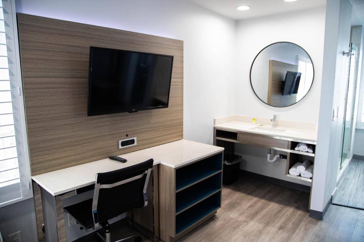 Pico Rivera Inn and Suites - Housity