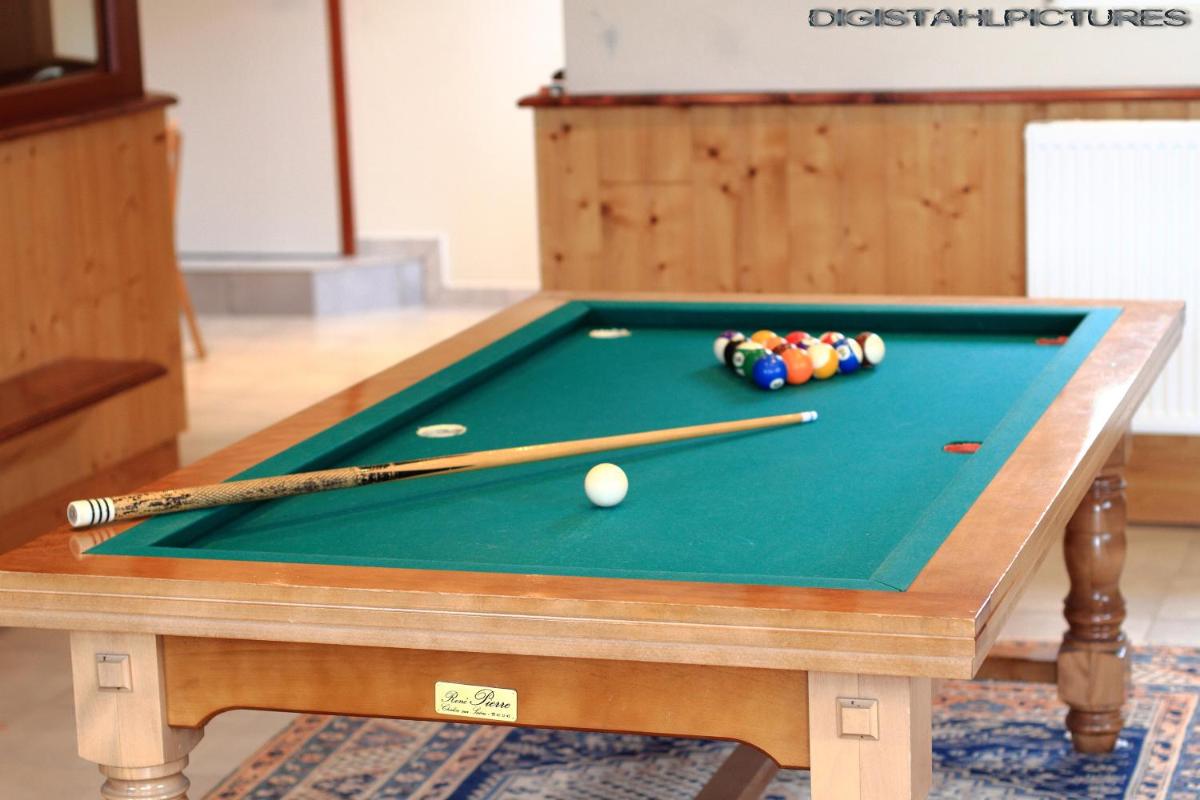 Billard dans l'établissement Hôtel Restaurant et Spa Au Tilleul