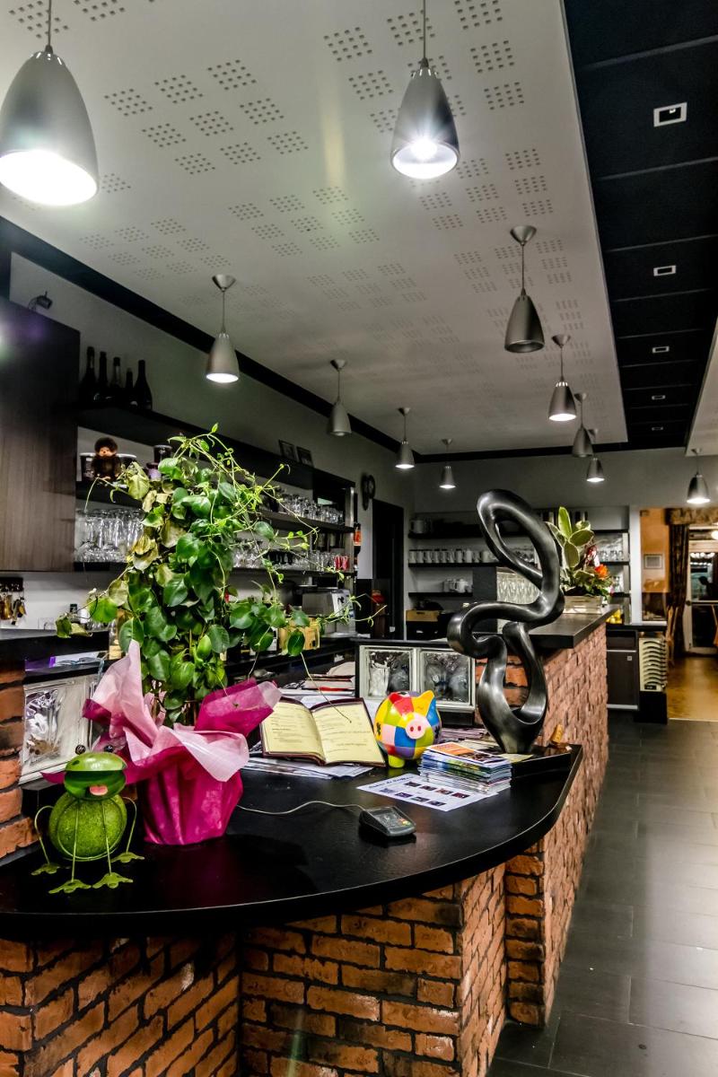 Cuisine ou kitchenette dans l'établissement Hôtel Restaurant et Spa Au Tilleul
