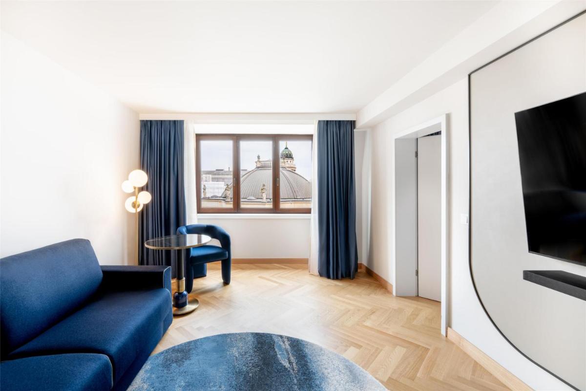 Ein Sitzbereich in der Unterkunft Hilton Berlin