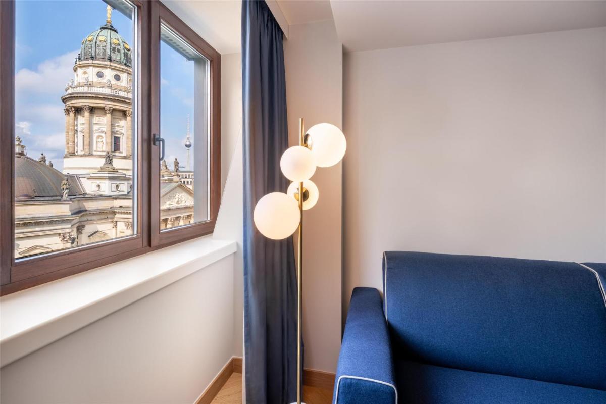 Ein Sitzbereich in der Unterkunft Hilton Berlin