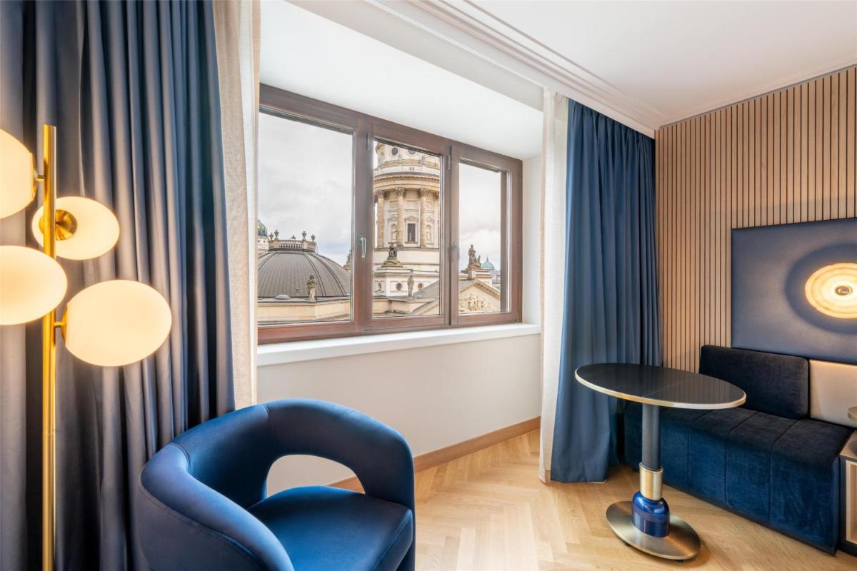 Ein Sitzbereich in der Unterkunft Hilton Berlin