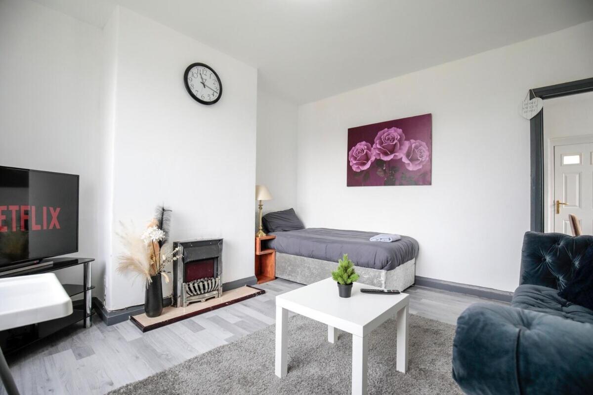 Blackrod House, Near Bolton, Free Parking, Sleeps 5, Long or Short Stays by NMB Property - Housity