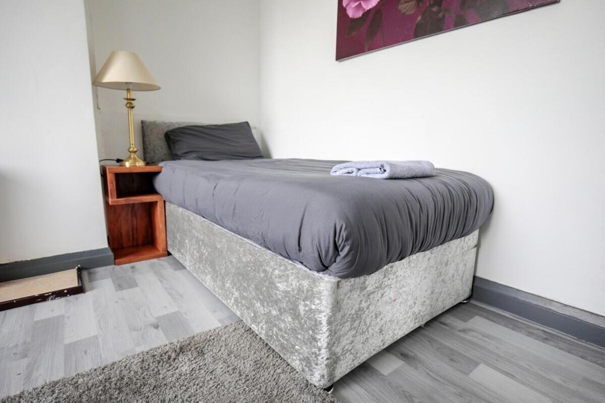 Blackrod House, Near Bolton, Free Parking, Sleeps 5, Long or Short Stays by NMB Property - Housity