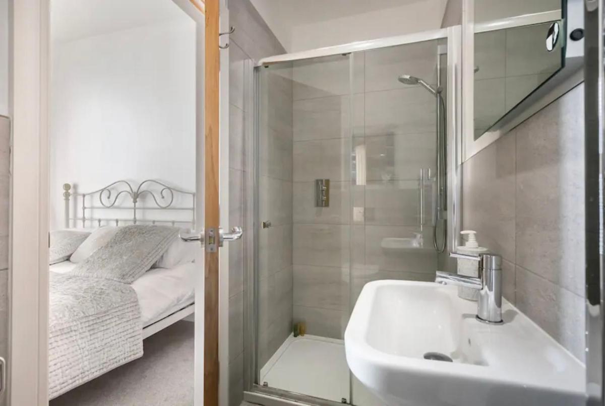 Porthminster View Luxury Sea Views Balcony, Parking, Pool, Spa & Gym - Housity