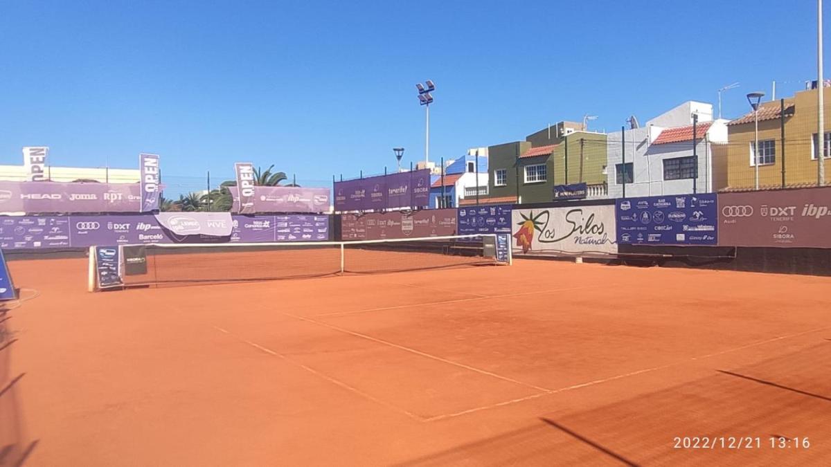 Instalaciones para jugar a tenis o squash en Luz Del Mar o alrededores