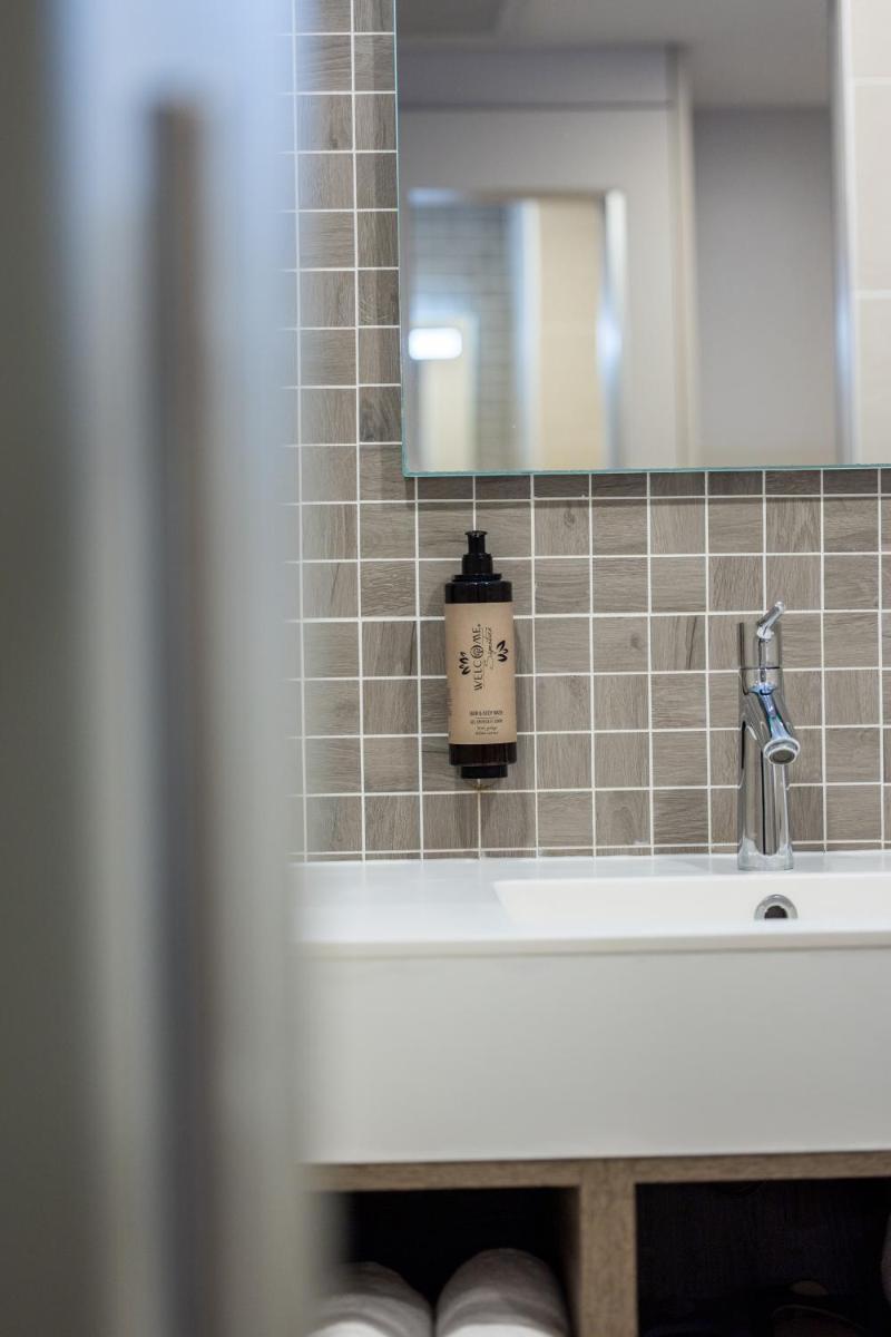 Salle de bains dans l'établissement Hôtel & Spa Vitalparc, The Originals Collection