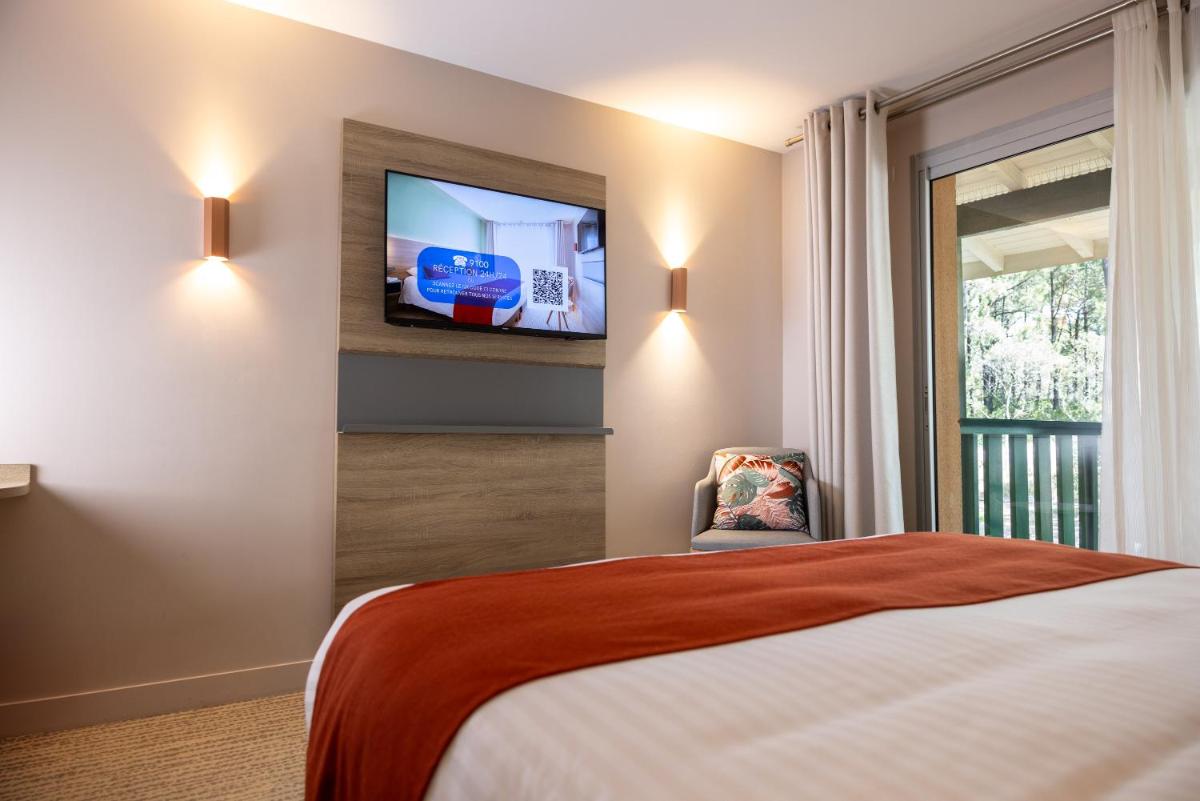 Télévision ou salle de divertissement dans l'établissement Hôtel & Spa Vitalparc, The Originals Collection