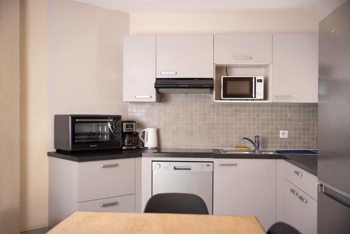 Cuisine ou kitchenette dans l'établissement Hôtel & Spa Vitalparc, The Originals Collection
