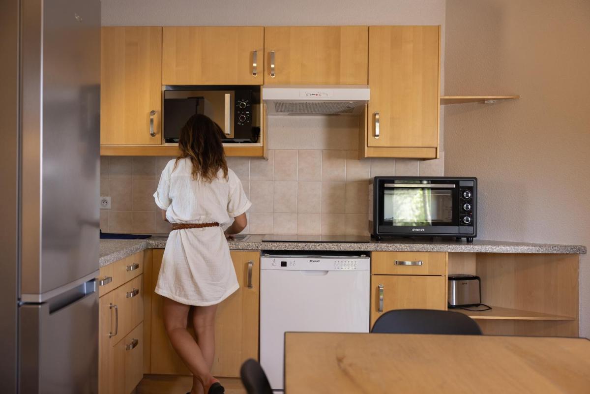 Cuisine ou kitchenette dans l'établissement Hôtel & Spa Vitalparc, The Originals Collection
