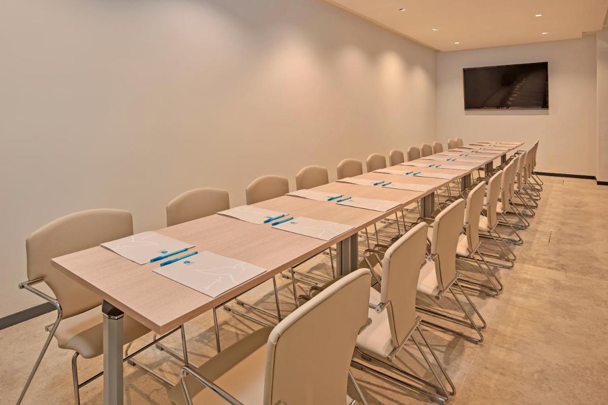 una sala de conferencias con una mesa larga y sillas en Grupotel Cala Marsal Nature Hotel - New Reopening 2025, en Portocolom 49 fotos más