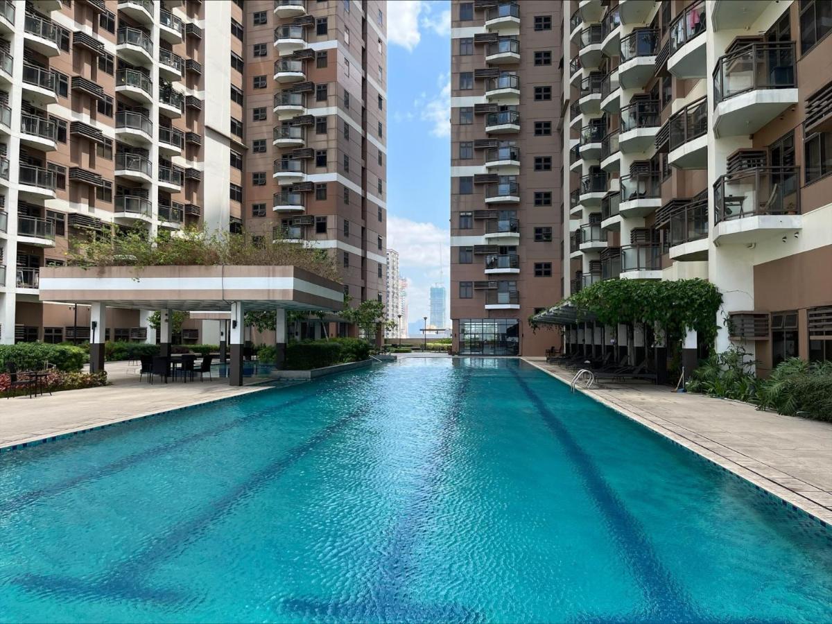 Bayfront- Near Airport, MOA, PICC, Star City, Manila Bay - Pet-Friendly with Fast WiFi, Netflix & Pool Access - Housity