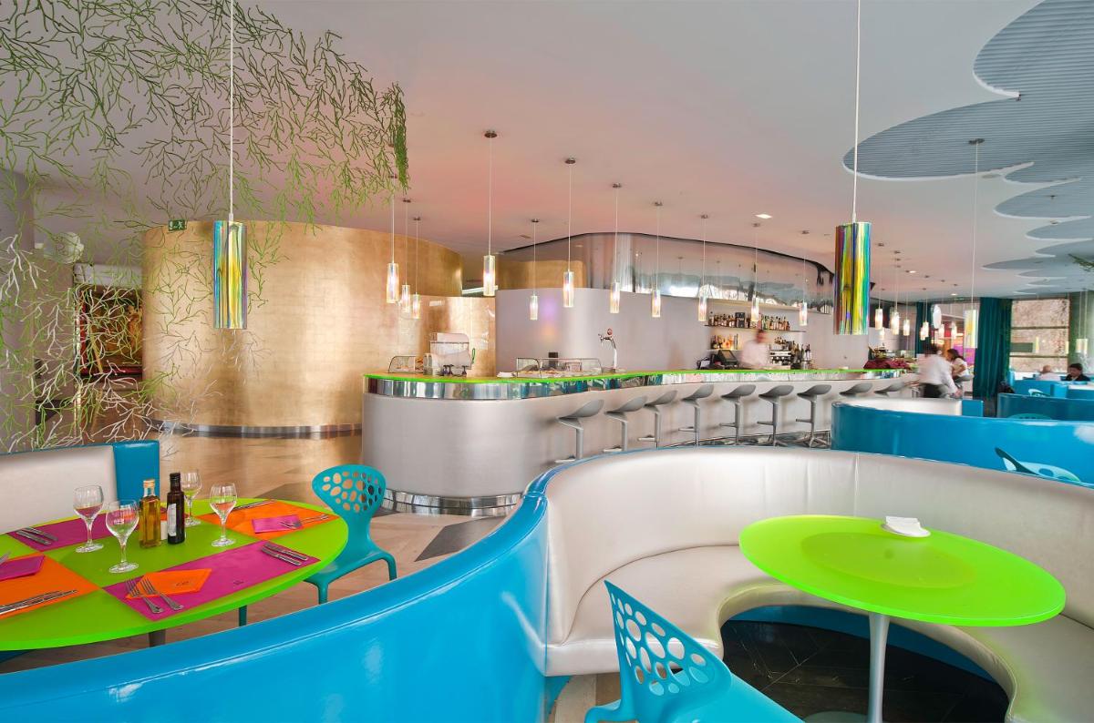 Un restaurante o sitio para comer en Hotel Reina Petronila