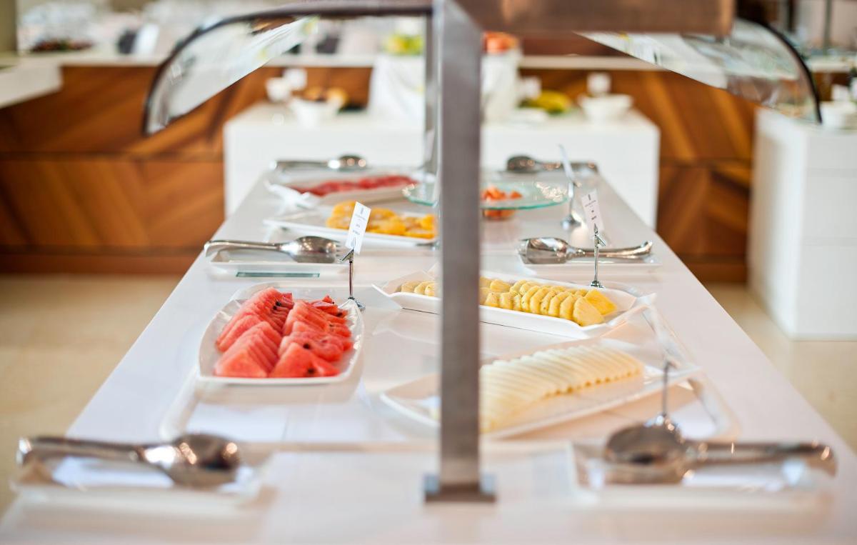 Comida en o cerca de este hotel