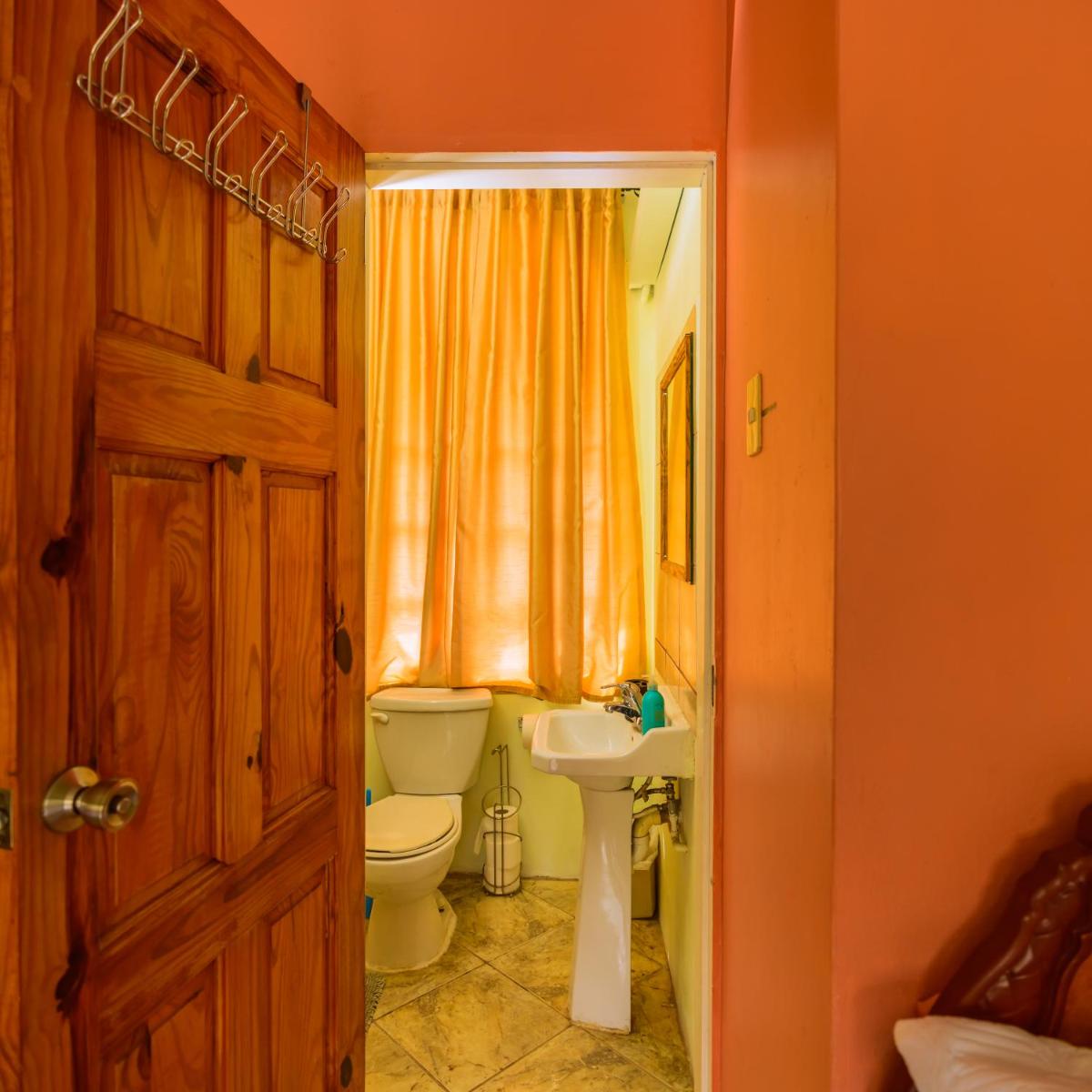 Carolyn's View Guesthouse - Housity