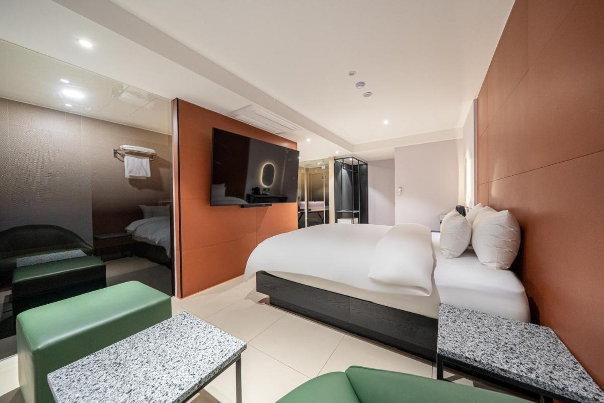 Hotel The Wall - Housity