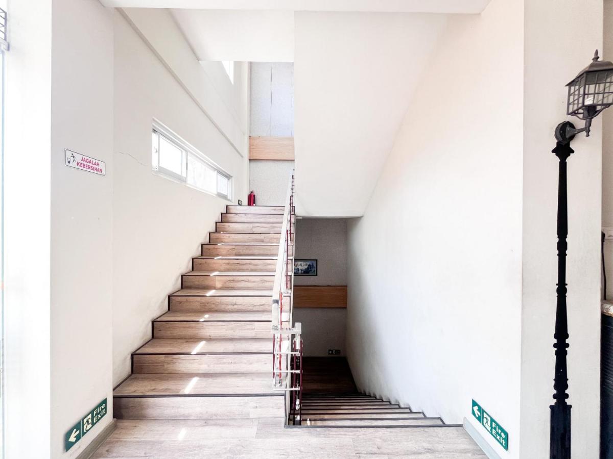 Sans Vibes Hotel Syariah Graha 100 Gubeng Surabaya - Housity