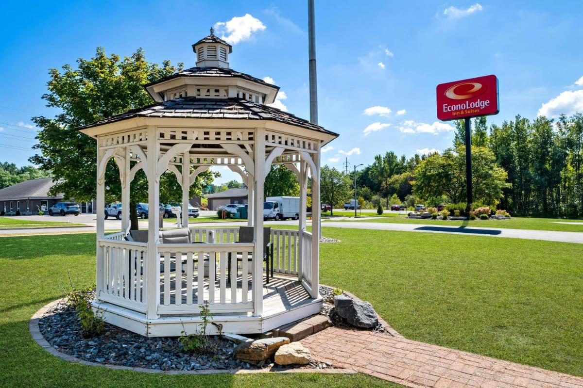 Econo Lodge Inn & Suites Eau Claire South - Housity