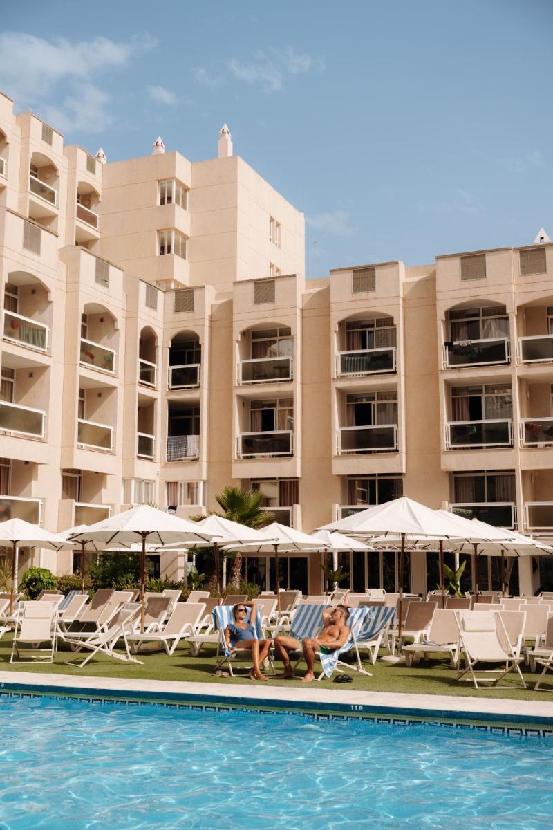 un grupo de personas sentadas en sillas junto a una piscina en MS Aguamarina Costa del Sol, en Torremolinos