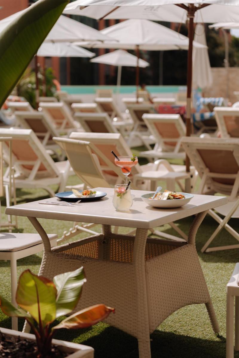 una mesa con dos platos de comida y sillas en MS Aguamarina Costa del Sol, en Torremolinos