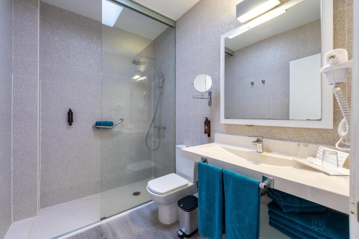 Un baño de Servatur Puerto Azul