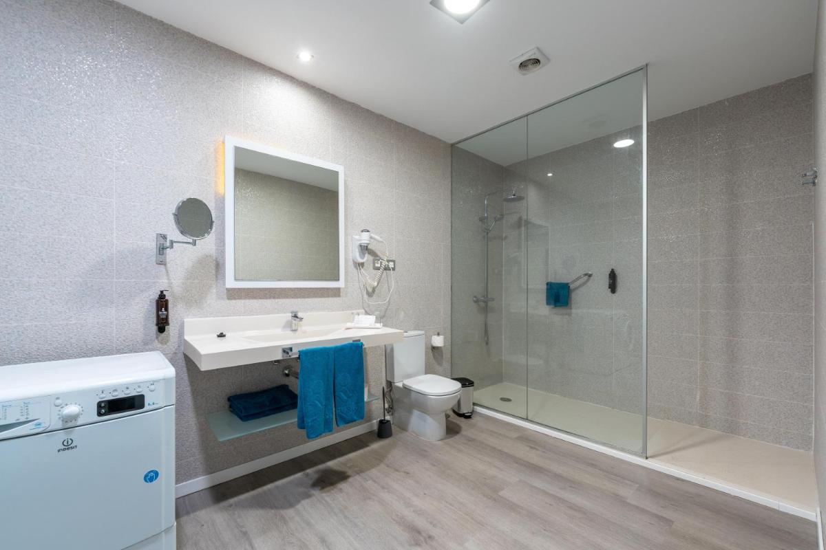 Un baño de Servatur Puerto Azul