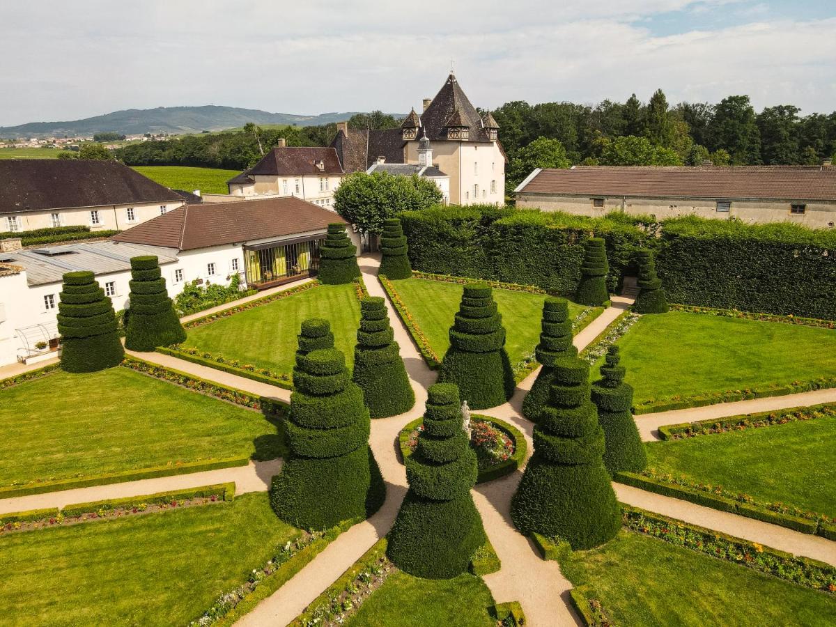 une vue aérienne d'un jardin avec des arbres et un bâtiment dans l'établissement Château de Pizay, à Belleville-sur-Saône