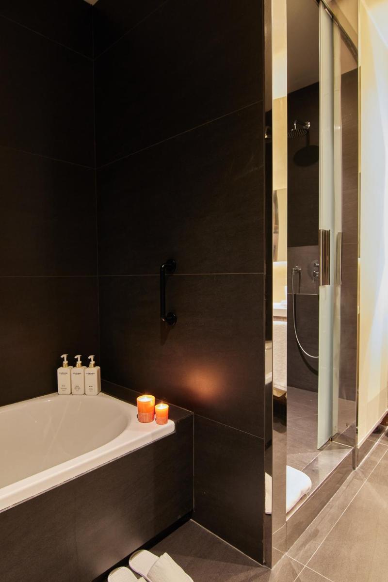Un baño de Grand Hotel Central, Small Luxury Hotels