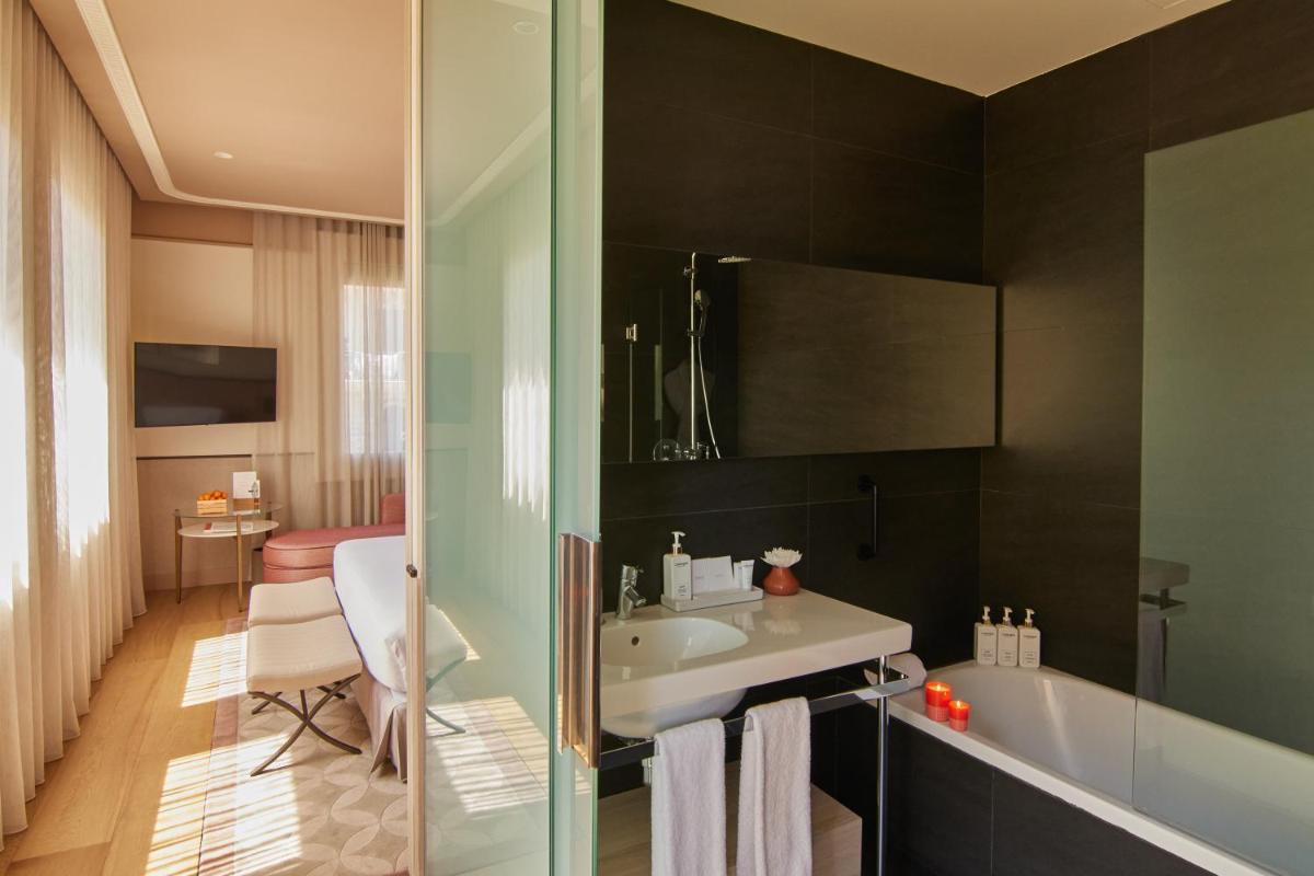 Un baño de Grand Hotel Central, Small Luxury Hotels