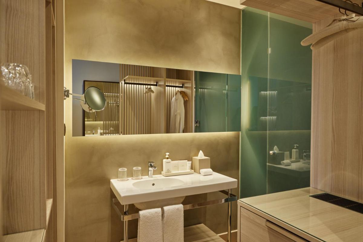 Un baño de Grand Hotel Central, Small Luxury Hotels
