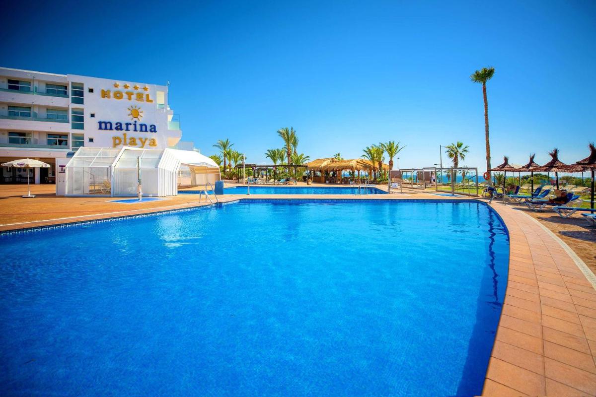 una gran piscina azul frente a un hotel en Hotel Servigroup Marina Playa, en Mojácar