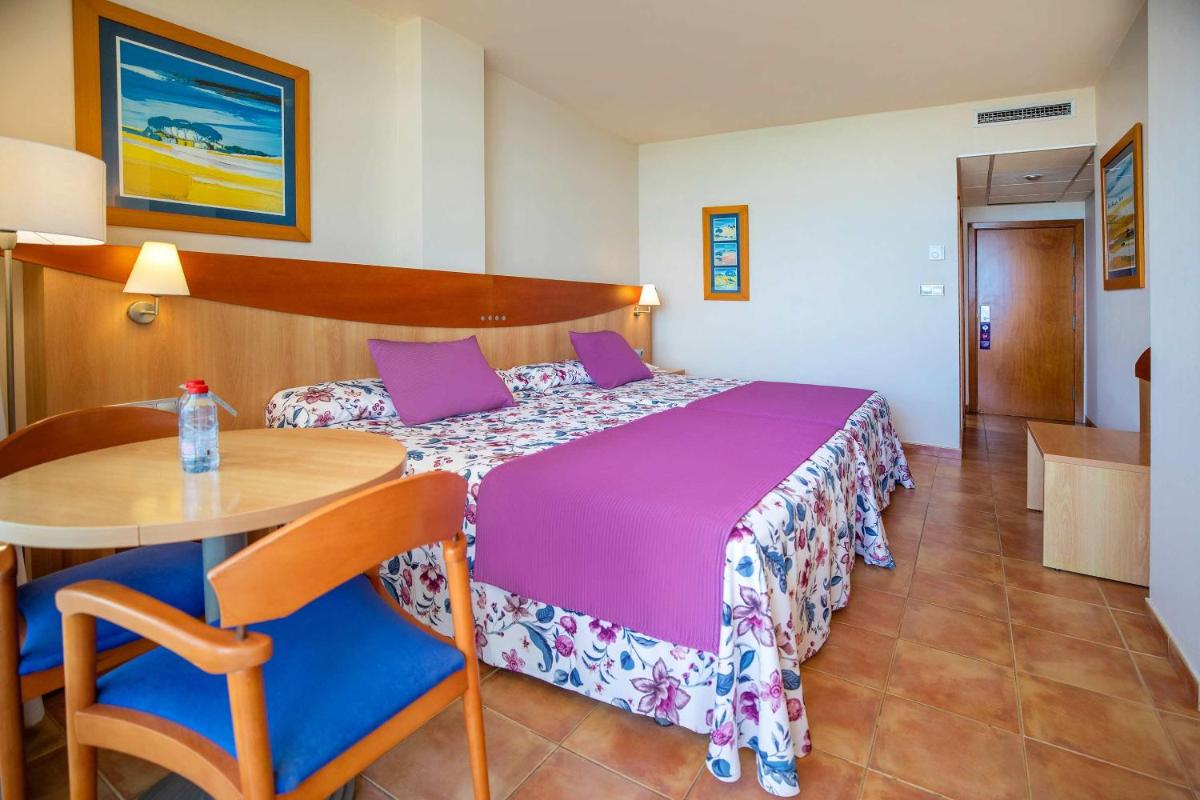 Cama o camas de una habitación en Hotel Servigroup Marina Playa