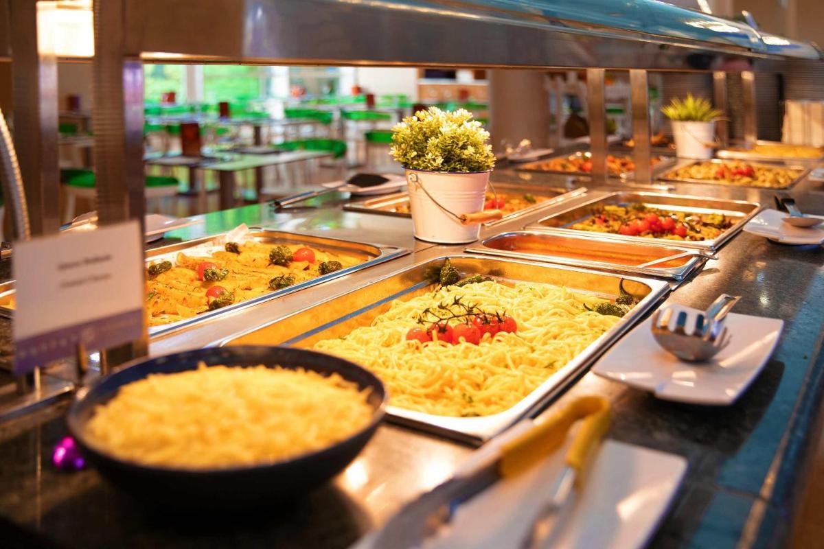 Comida en o cerca de este hotel