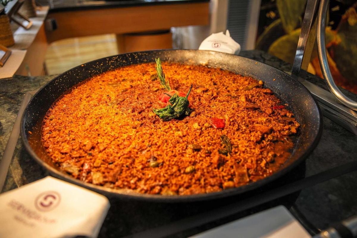 Comida en o cerca de este hotel