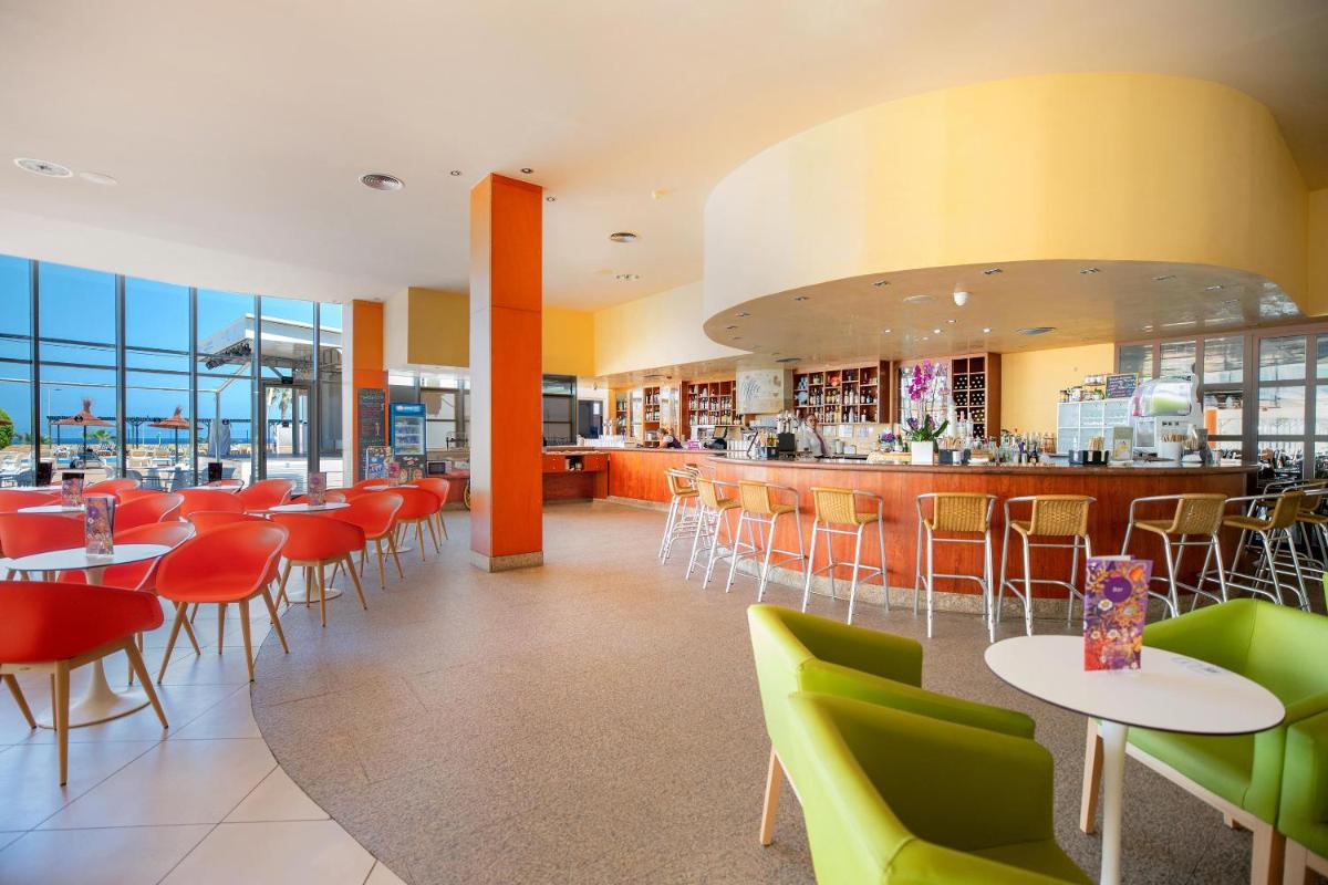 Un restaurante o sitio para comer en Hotel Servigroup Marina Playa