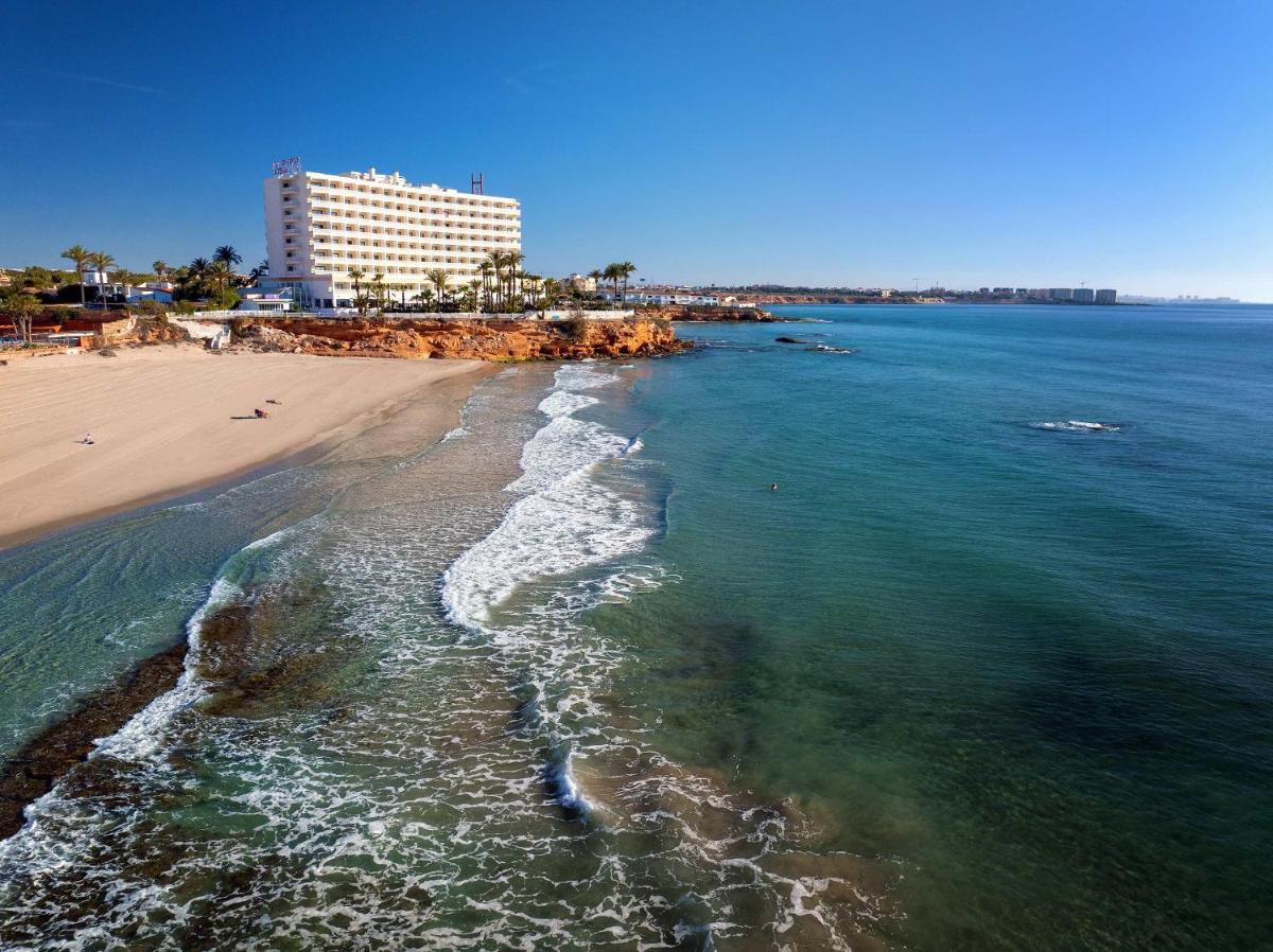 Una vista aérea de una playa y un edificio. en Hotel Servigroup La Zenia 4 Sup, en Playas de Orihuela