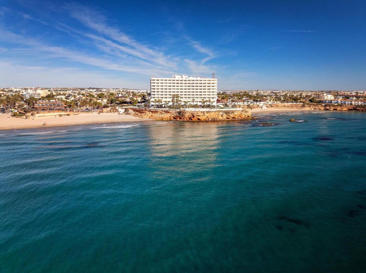 Una vista aérea de una playa y un edificio. en Hotel Servigroup La Zenia 4 Sup, en Playas de Orihuela