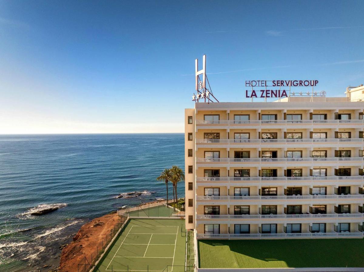 un hotel con cancha de tenis junto al mar en Hotel Servigroup La Zenia 4 Sup, en Playas de Orihuela