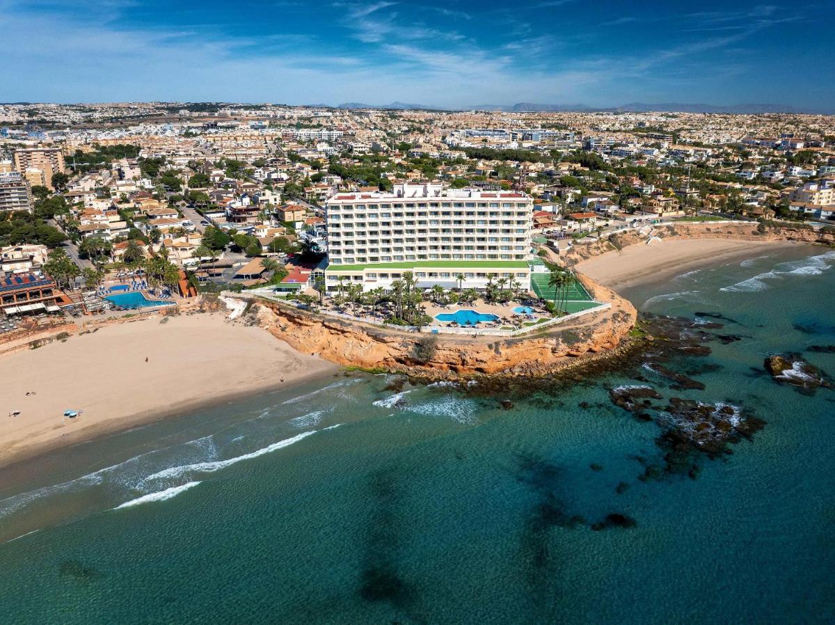 una vista aérea de un hotel y la playa en Hotel Servigroup La Zenia 4 Sup, en Playas de Orihuela