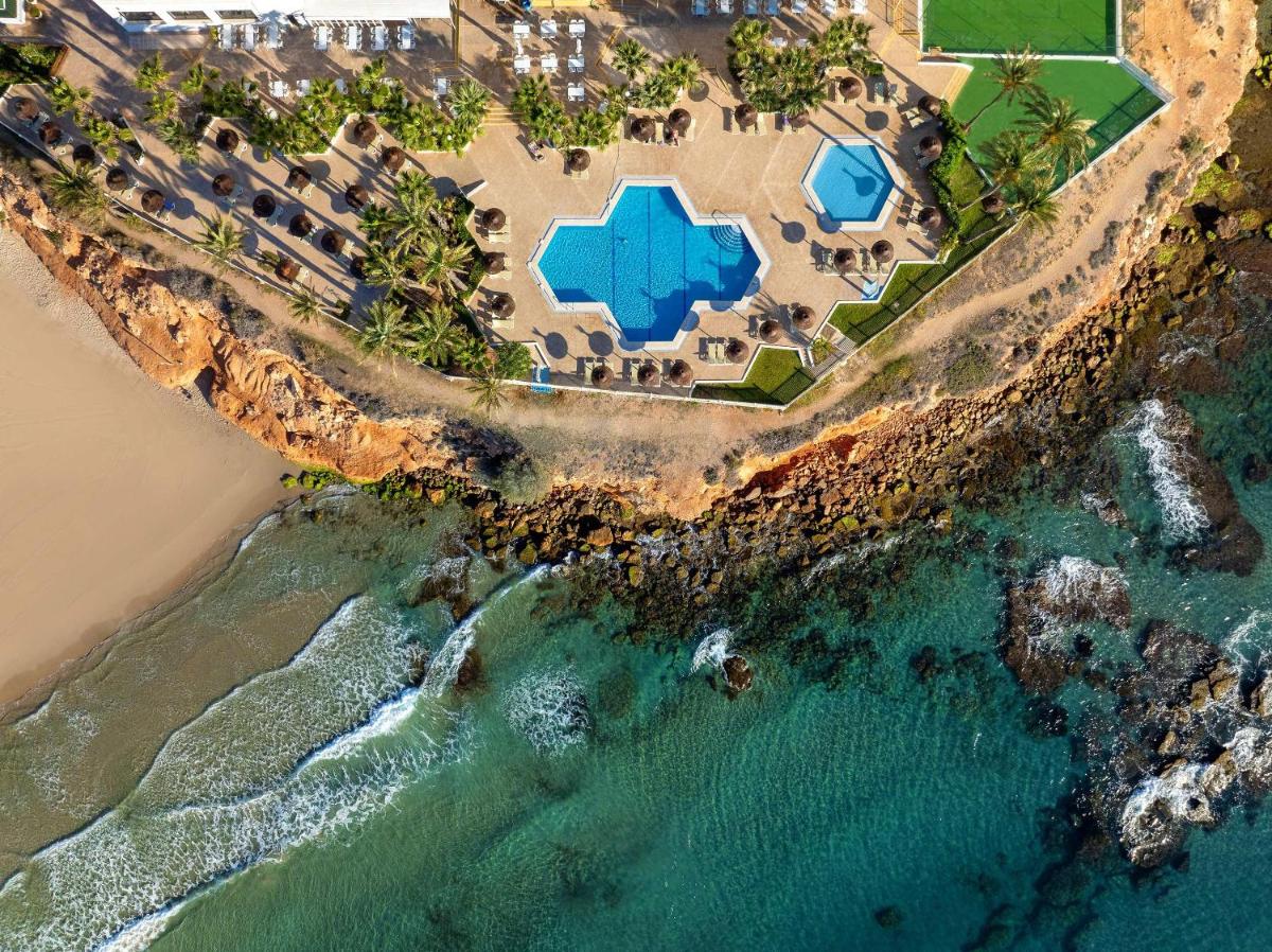 una vista aérea de un resort en la playa en Hotel Servigroup La Zenia 4 Sup, en Playas de Orihuela 48 fotos más