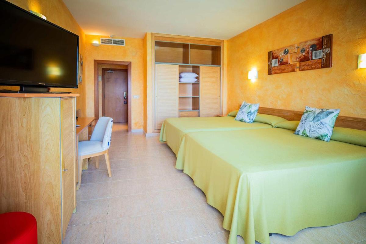 Una televisión o centro de entretenimiento en Hotel Servigroup La Zenia 4 Sup