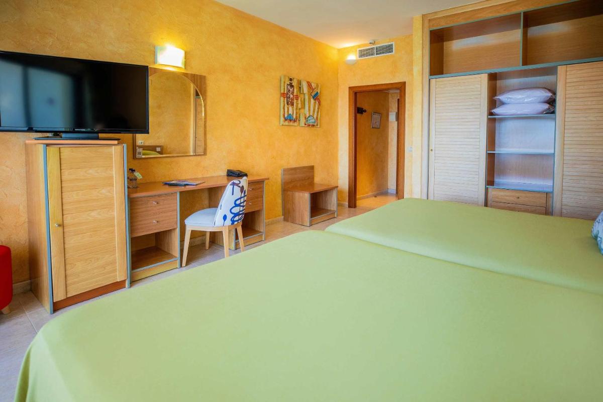 Una televisión o centro de entretenimiento en Hotel Servigroup La Zenia 4 Sup