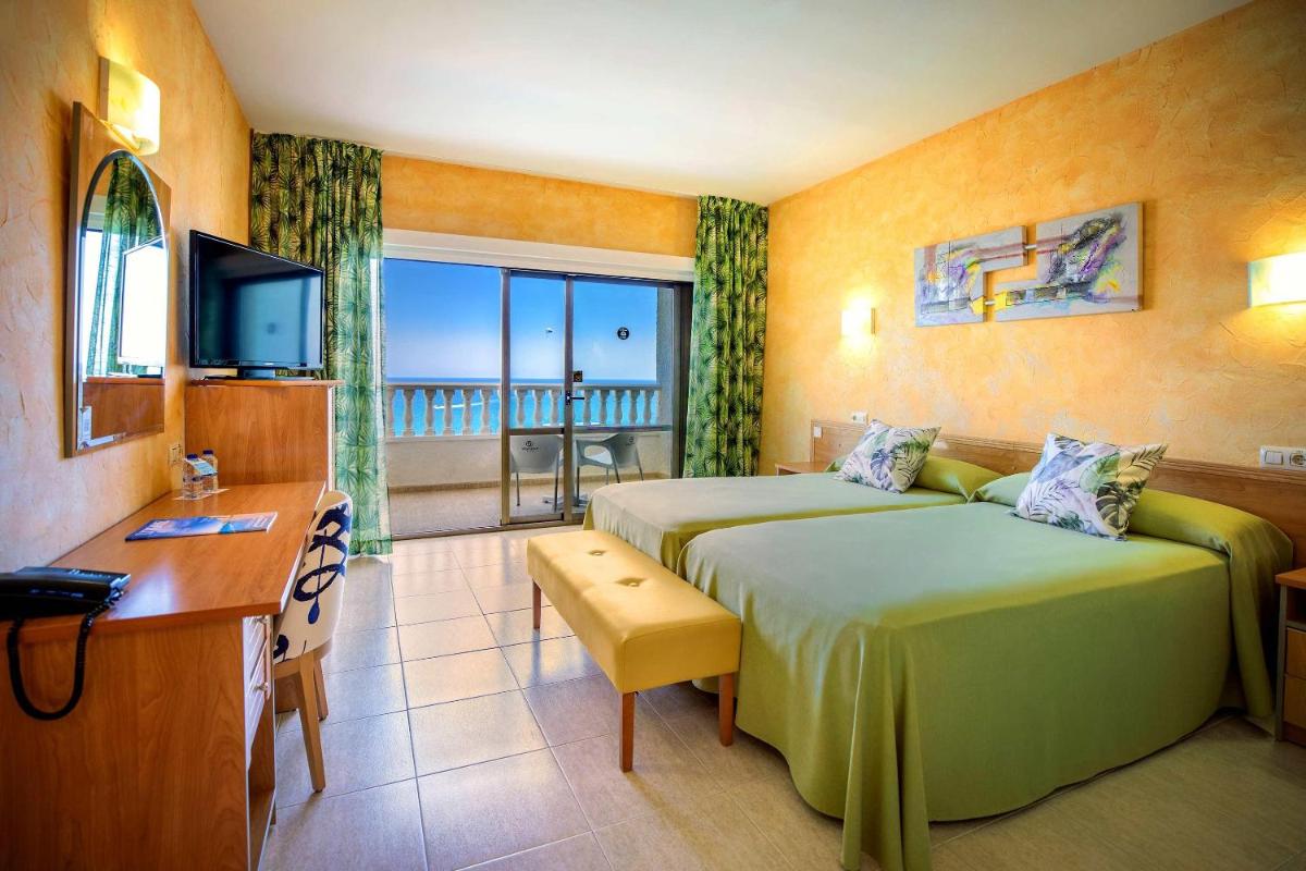 Una televisión o centro de entretenimiento en Hotel Servigroup La Zenia 4 Sup