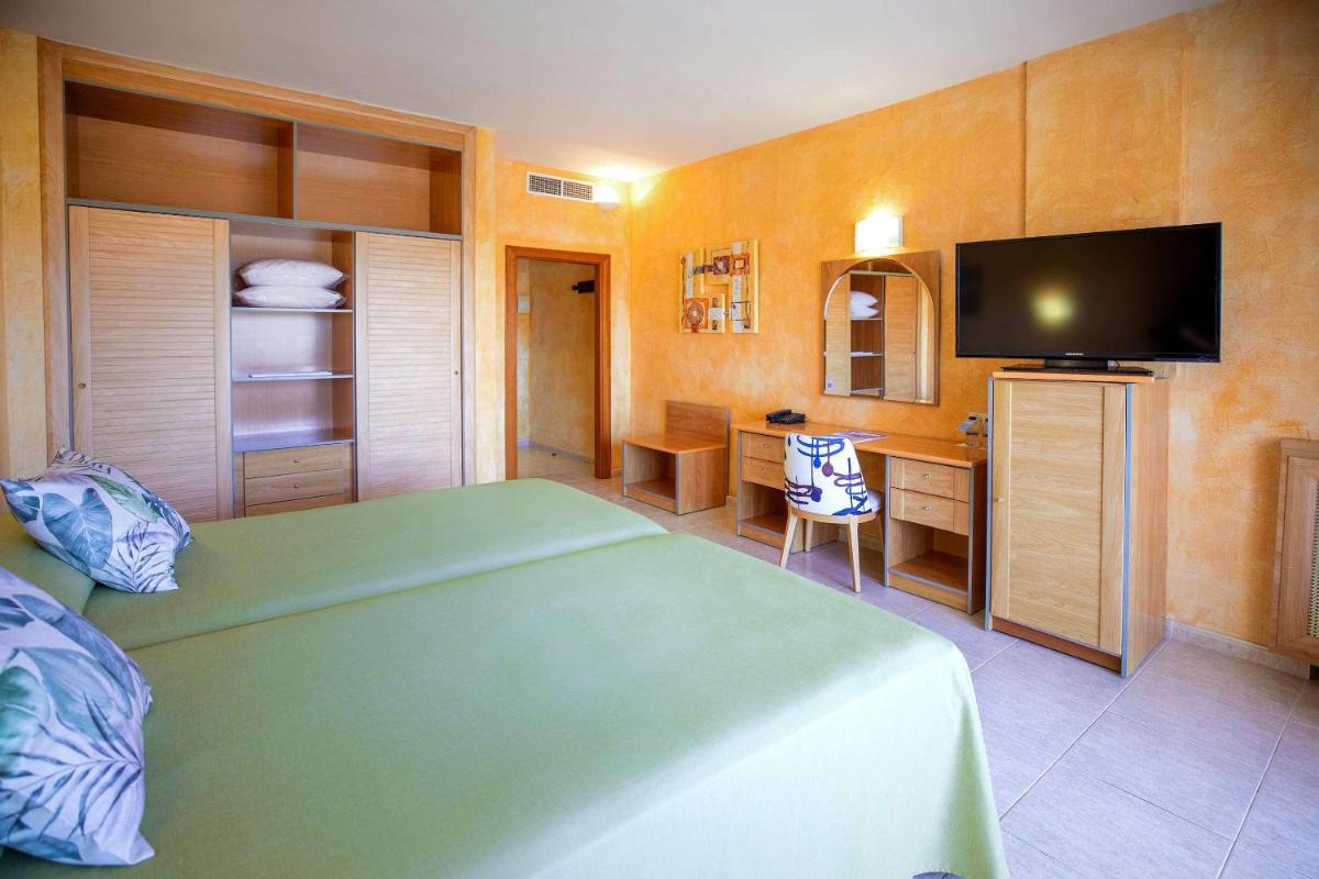 Una televisión o centro de entretenimiento en Hotel Servigroup La Zenia 4 Sup